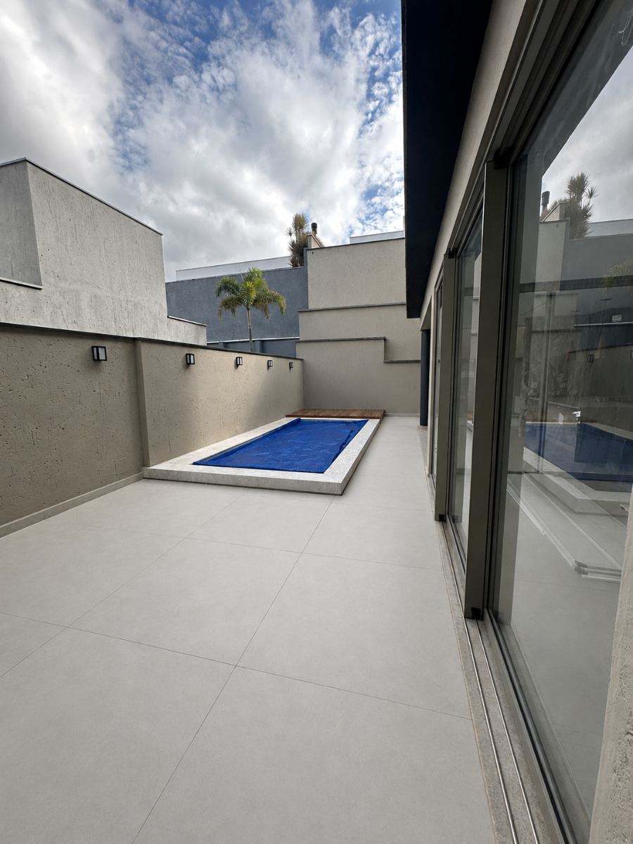 Área externa com piscina e deck