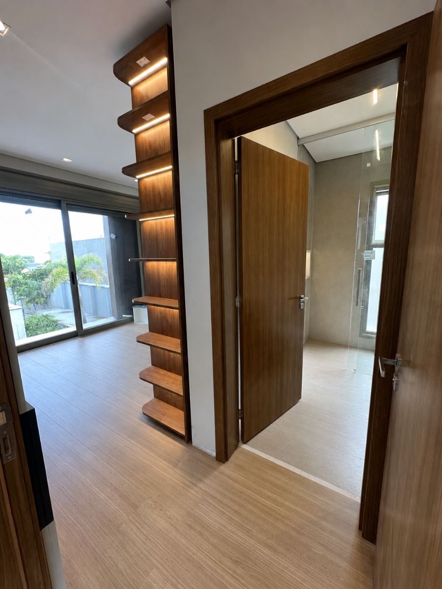 Suíte com marcenaria e closet
